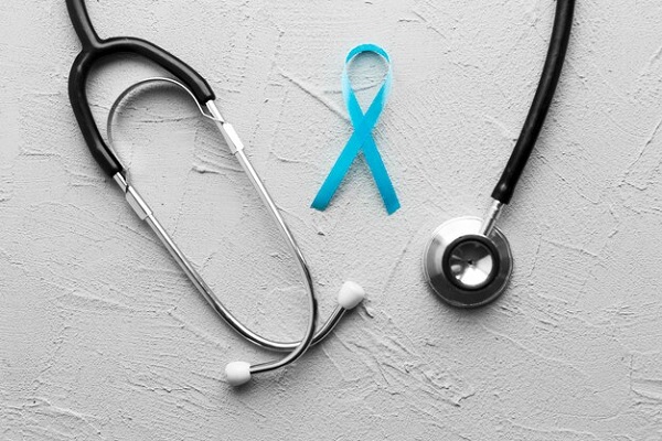 cáncer de próstata - un estetoscopio junto a la cinta celeste del cáncer de próstata
