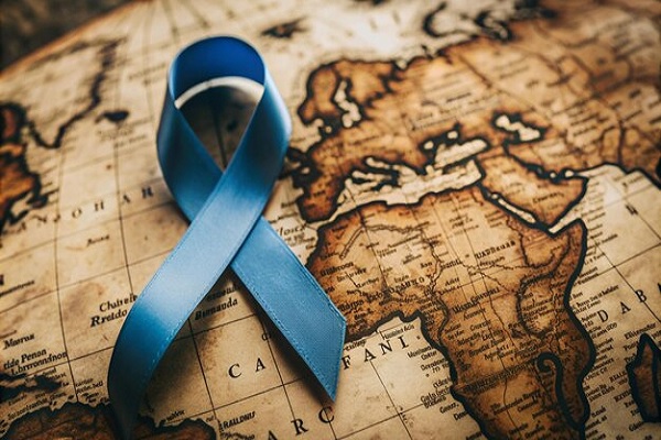 cáncer de próstata - la cinta celeste de la lucha contra el cáncer de próstata sobre un mapa mundial