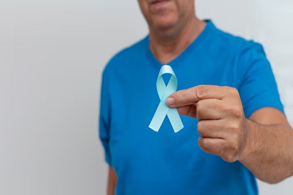 cáncer de próstata - hombre adulto sostiene la cinta de la lucha contra el cáncer de próstata