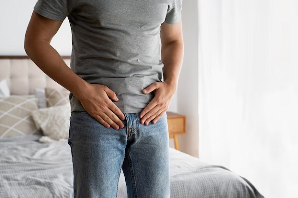 cáncer de próstata - hombre con dolor en la zona pélvica, lo que puede ser un síntoma temprano del cáncer de próstata