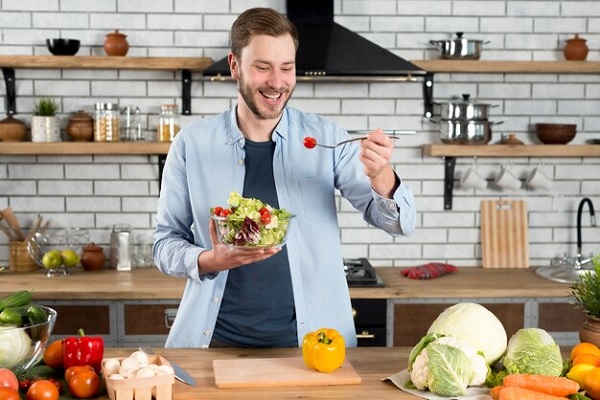 hombre de mediana edad adoptando hábitos alimenticios saludables, lo que es una medida de prevención contra este tipo de enfermedad