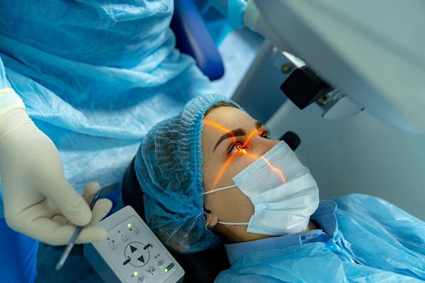 cirugía láser refractiva - Un paciente durante una cirugía oftálmica con laser, en un quirófano