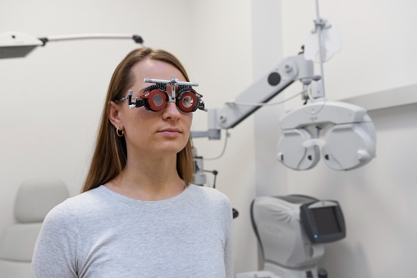 cirugía láser refractiva - Doctor hace una evaluación a la vista de una paciente, antes de la cirugía