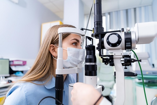 cirugía láser refractiva - Diagnóstico oftalmológico a una paciente con nuevas tecnologías, para determinar el estado de su vista