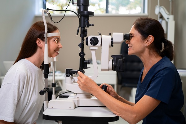 cirugía láser refractiva - Oftalmóloga examina paciente femenina usando tecnologia actual, como primer paso antes de una cirugía de ojos