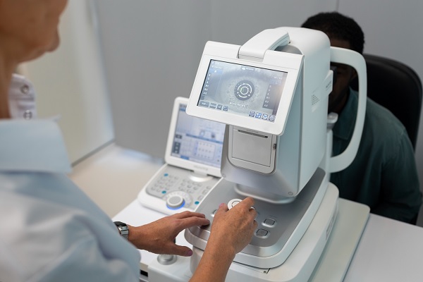 Doctor examina ojos de paciente, con tecnología novedosa, en un consultorio oftalmológico