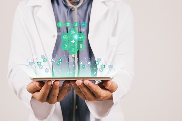 un doctor sostiene una tableta, representando las tendencias actuales de la salud