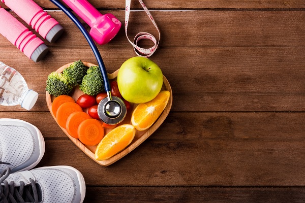 imagen representativa de dieta saludable, zapatos deportivos, agua, etc. un estilo de vida que ayuda a contribuir a prevenir enfermedades