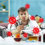 enfermedades más comunes en México - joven con resfriado común, fiebre y además con una serie de medicamentos para tratarlo