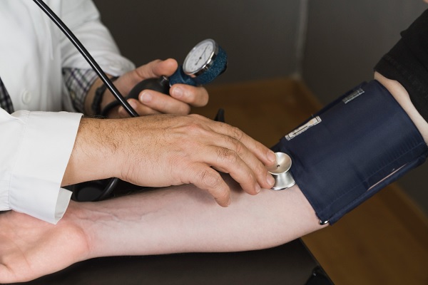 enfermedades más comunes en México - un doctor revisa la presión arterial de una persona