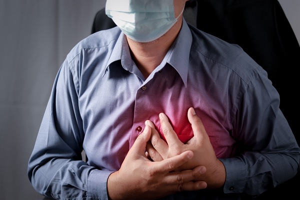 enfermedades más comunes en México - un hombre con dolor en el pecho a causa de una enfermedad cardiaca