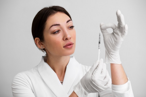 rellenos faciales - una dermatóloga prepara una inyección con relleno facial de alta calidad